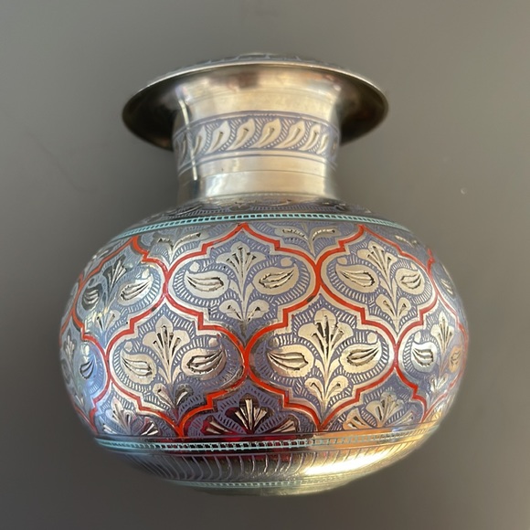 Pair of Vintage Indian Pedestal Bud Edged Brass Metal Vases - Picture 7 of 12